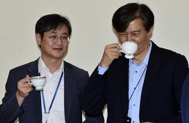 청와대 조국 민정수석(오른쪽)과 박형철 반부패비서관