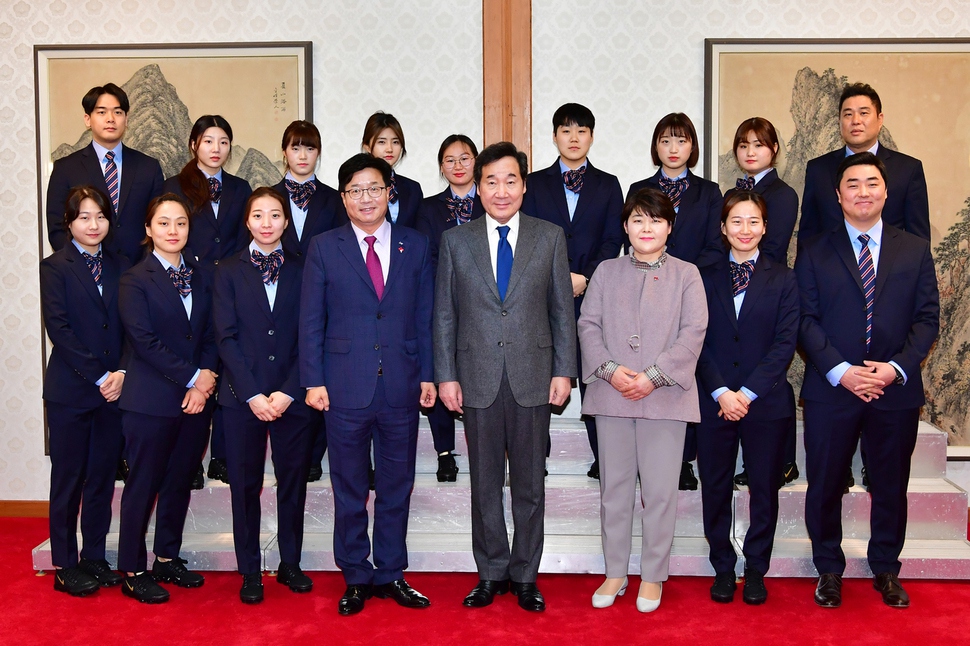 27일 서울 국무총리 공관에서 염태영 수원시장(왼쪽 4번째)과 수원시청 여자아이스하키팀 선수단, 이낙연 국무총리(오른쪽 4번째), 조명자 수원시의회 의장(오른쪽 3번째)이 기념 촬영을 하고 있다. 수원시 제공