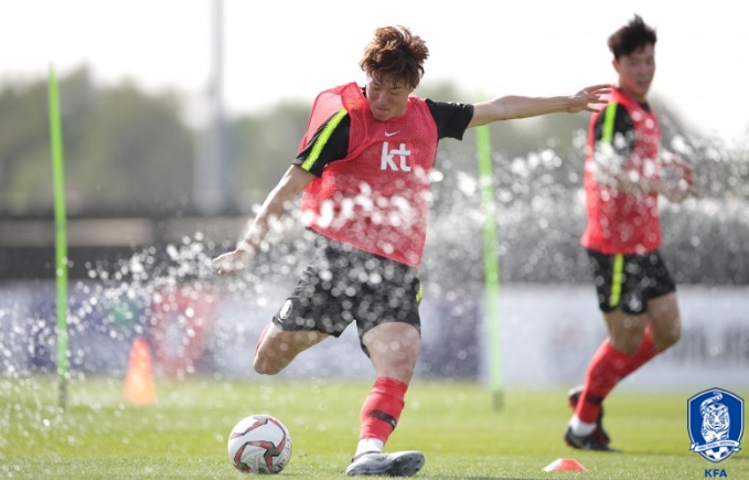 한국 축구대표팀 황의조가 지난 25일 아랍에미리트 아부다비의 셰이크 자예드 크리켓 스타디움 훈련장에서 열린 대표팀 훈련에서 슈팅을 하고 있다. 대한축구협회 제공