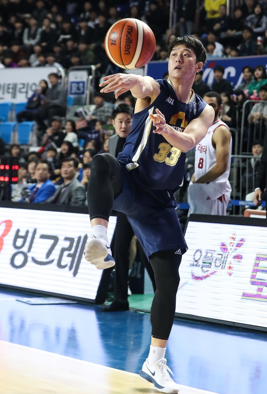 케이씨씨(KCC)의 3점 슈터 정희재가 27일 전주체육관에서 열린 프로농구 오리온과의 경기에서 옆줄 근처에서 동료에게 패스하고 있다. KBL 제공