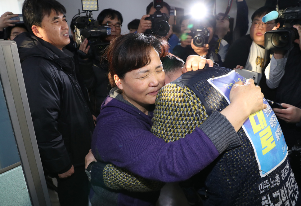 한국서부발전 태안화력발전소 하청업체 비정규직 고 김용균씨의 어머니 김미숙(왼쪽)씨가 27일 오후 국회 환경노동위원회 소위원회 앞에서 여야의 산업안전보건법 전부 개정안 합의 소식을 듣고 아들의 회사 동료 이태성씨와 껴안고 있다. 강창광 기자