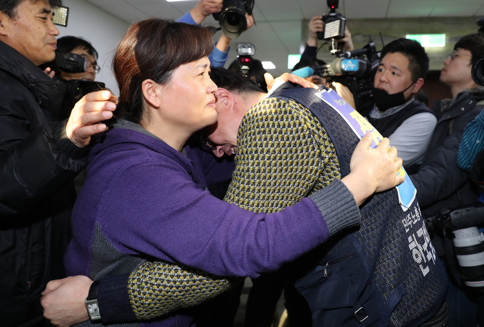 한국서부발전 태안화력발전소에서 산업재해로 최근 숨진 하청업체 비정규직 김용균씨의 어머니 김미숙(왼쪽)씨가 27일 오후 국회 환경노동위원회 소위원회 앞에서 산업안전보건법 전부 개정안의 합의 소식이 전해지자 김씨의 회사 동료 였던 이태성씨와 껴안고 있다. 강창광 기자 chang@hani.co.kr