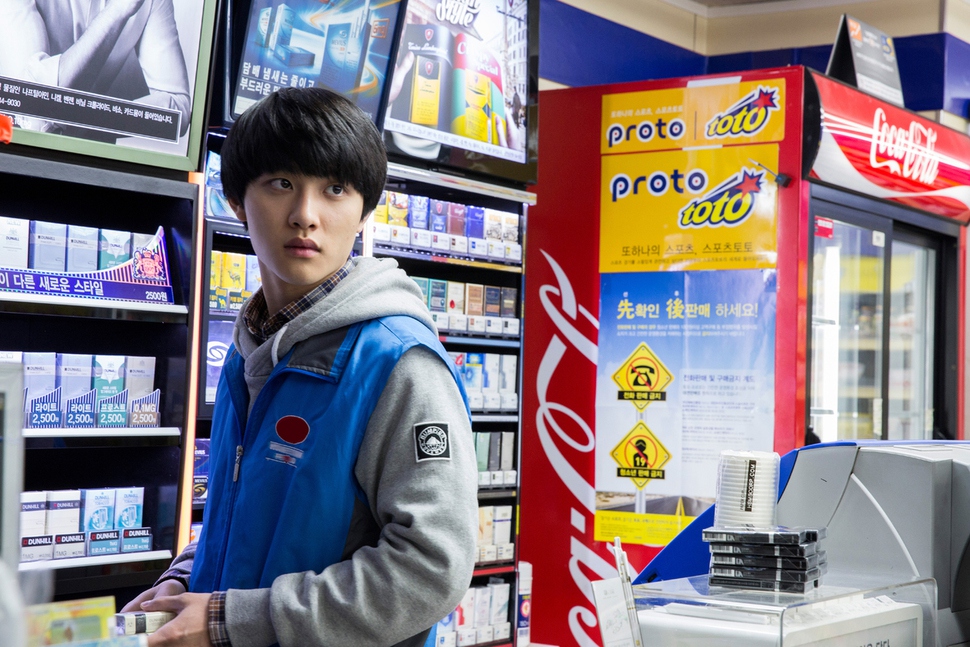 영화 ‘카트’의 도경수. 을중의 을, 편의점 알바생 역할을 맡았다.