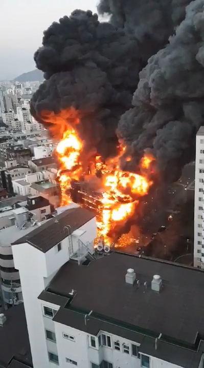 26 일 오후 17시 30 분 서울 강남구 청담동 청담 대교 인근 빌딩은 불교 소방관들이 진화 작업을 벌이고있다. 연합뉴스