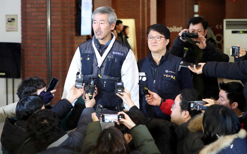 차광호 금속노조 파인텍지회장(왼쪽)이 27일 오후 서울 중구 프란치스코 교육회관에서 노사 교섭을 마친 뒤 취재진의 질문에 답하고 있다. 박종식 기자 anaki@hani.co.kr