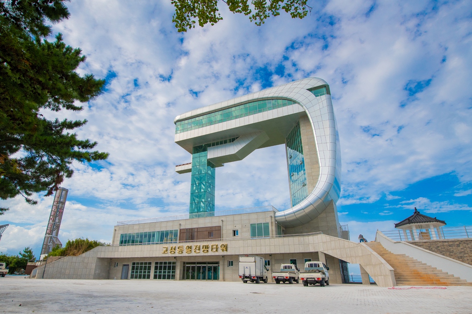 동해안 최북단 안보 관광지인 고성통일전망대가 새단장을 마치고 28일 개관했다. 북한 음식전문관으로 쓰일 기존 전망대 보다 20m 더 높다. 고성군청 제공