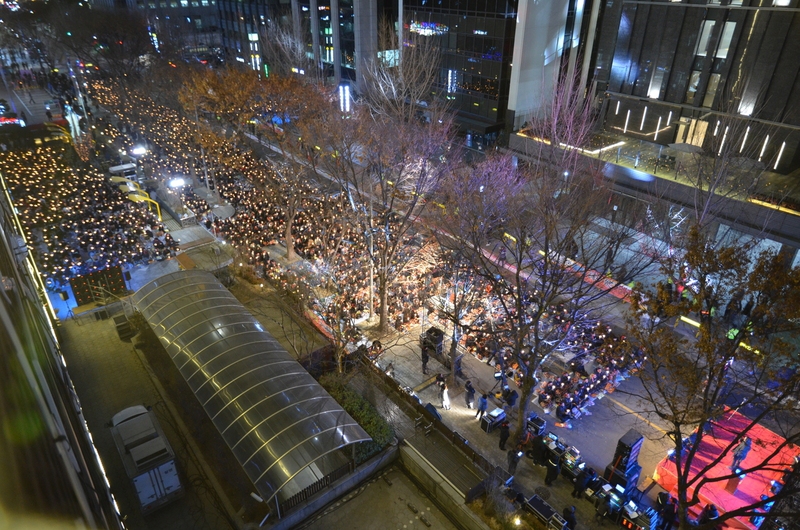 26일 밤 서울 여의도 케이비(KB)국민은행 본사 인근 도로에서 조합원들이 총파업 결의대회를 진행하고 있다. 사진 금융노조 산하 케이비국민은행지부 제공