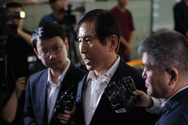 재직 시절 경찰에 온라인 여론 조작을 지시한 혐의(직권남용 권리행사 방해)를 받고 있는 조현오 전 경찰청장이 지난 9월12일 서울 서대문구 경찰청으로 출석하며 취재진의 질문에 답하고 있다. 백소아 기자 thanks@hani.co.kr