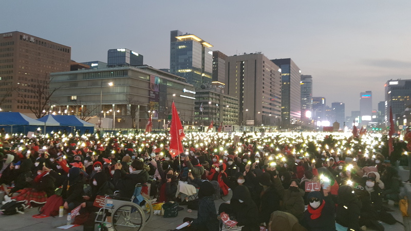 지난 22일 서울 광화문광장에서 ‘불편한 용기’ 주최로 ‘제6차 편파판결 불법촬영 규탄시위’가 열리고 있다. 오연서 기자