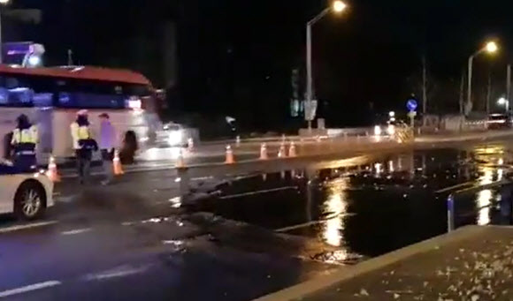 지난 26일 오후 10시 30분께 경기도 성남시 분당구 미금역 인근에서 상수도 배관이 터져 약 5시간 30분 만에 복구됐다. 사진은 도로로 물이 흘러 넘친 모습. 2018.12.27. 연합뉴스