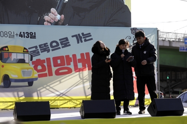 태안화력발전소에서 사고로 숨진 고 김용균씨의 어머니 김미숙(가운데)씨가 29일 오후 서울 목동 열병합발전소 앞에서 열린 ‘굴뚝농성 408+413일 굴뚝으로 가는 희망버스' 문화제에서 발언을 하고 있다. 김명진 기자 littleprince@hani.co.kr