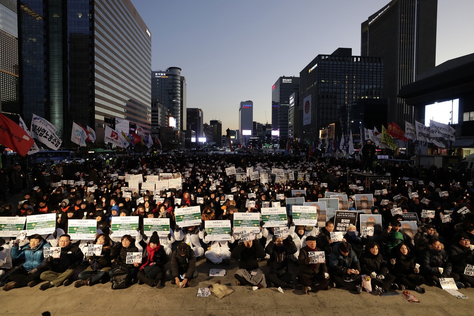 태안화력발전소 청년 비정규직 노동자 고 김용균씨 어머니 김미숙씨와 시민들이 29일 오후 서울 광화문광장에서 열린 고 김용균 2차 범국민 추모제에서 구호를 외치고 있다.