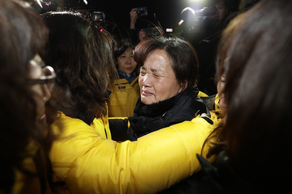 태안화력발전소 청년 비정규직 노동자 고 김용균씨 어머니 김미숙씨와 세월호 유가족들이 29일 오후 서울 광화문광장에서 열린 고 김용균 2차 범국민 추모제에서 서로 앉으면서 위로하고 있다.