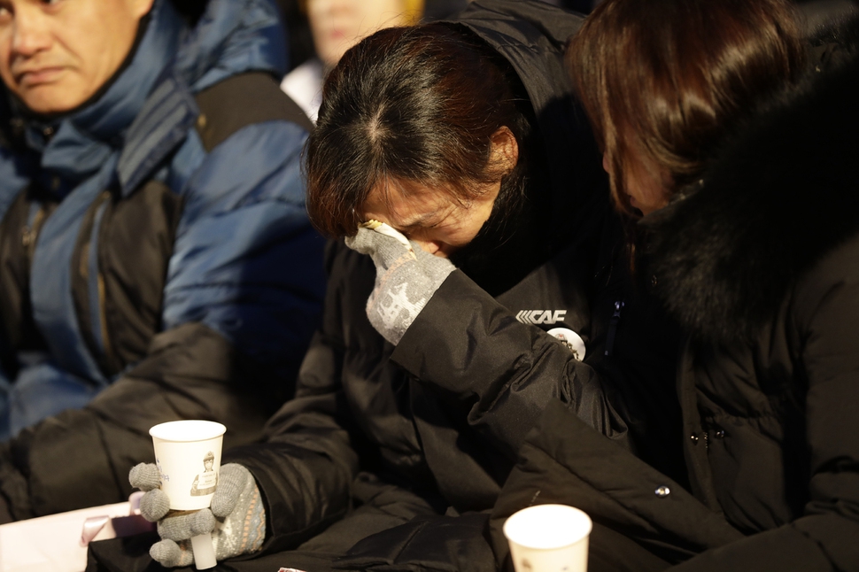 태안화력발전소 청년 비정규직 노동자 고 김용균씨 어머니 김미숙씨가 29일 오후 서울 광화문광장에서 열린 ‘태안화력발전소 청년 비정규직 고 김용균 2차 범국민ㅊ 추모제’에서 눈물을 흘리고 있다.