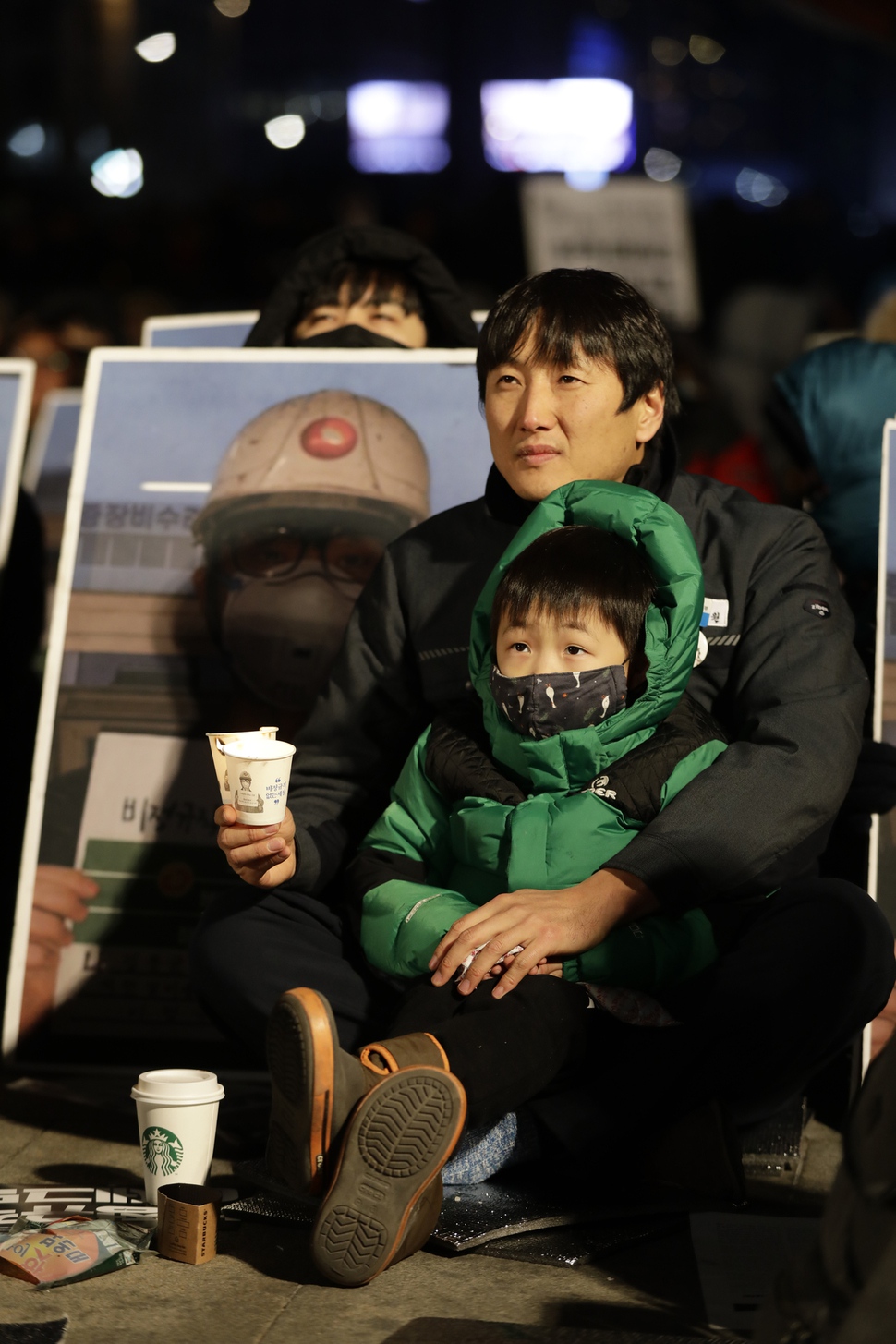 아버지와 아들이 29일 오후 서울 광화문광장에서 열린 ‘태안화력발전소 청년 비정규직 고 김용균 2차 범국민추모제’에서 촛불을 들고 있다.