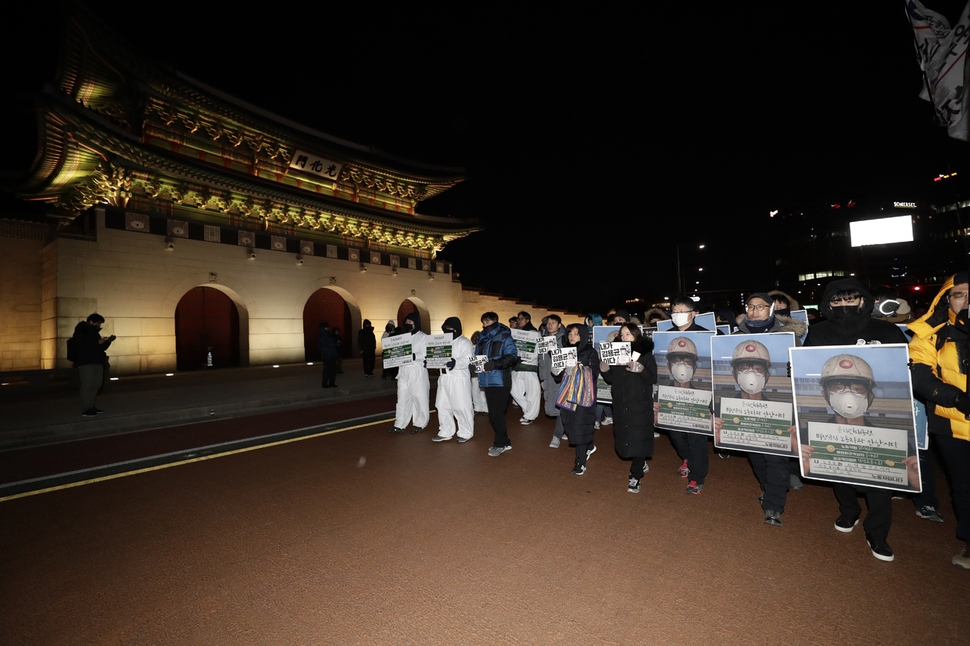 태안화력발전소 청년 비정규직 노동자 고 김용균씨 어머니 김미숙씨와 시민들이 29일 저녁 2차 범국민 추모제를 마친 뒤 청와대로 행진하고 있다. 김명진 기자 littleprince@hani.co.kr