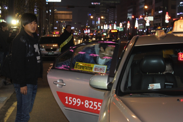 새벽 시간 서울 서초구 강남역 네거리에서 택시를 타려고 기다리는 시민들의 모습. 한겨레 자료 사진.
