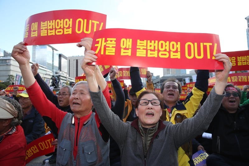 카카오의 카풀 서비스에 반대하는 전국 택시 산업 종사자들이 지난 10월18일 서울 광화문광장에서 열린 ‘택시 생존권 사수 결의대회’에서 구호를 외치고 있다. 김봉규 선임기자 bong9@hani.co.kr