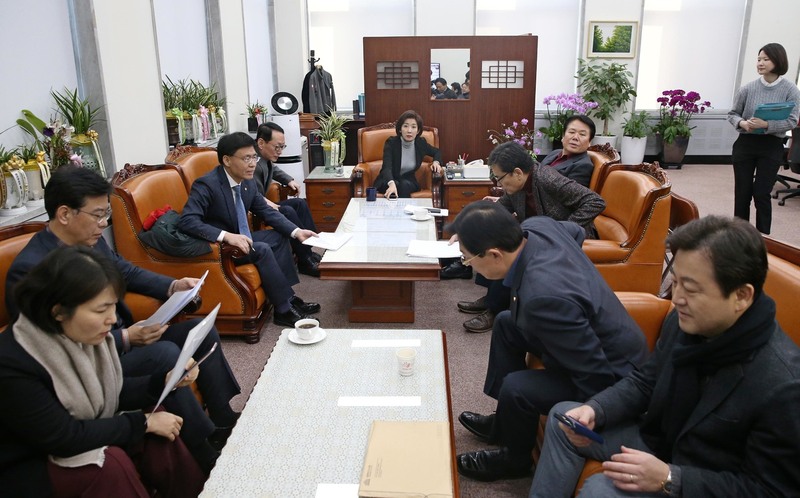 나경원 자유한국당 원내대표가 30일 오후 국회에서 ‘청와대 특별감찰단 정권 실세 사찰 보고 묵살 및 불법사찰 의혹 진상조사단’ 회의를 주재하고 있다. 회의는 비공개로 진행됐다. 공동취재사진