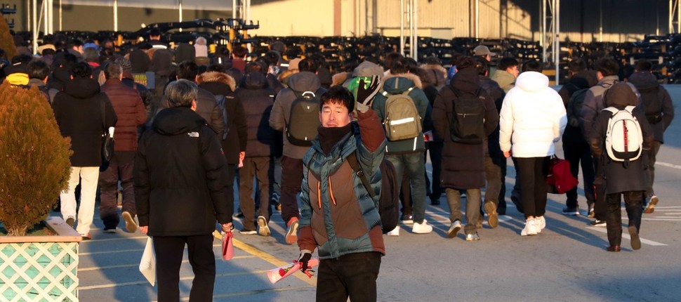 복직한 쌍용차 해고 노동자들이 31일 오전 경기도 평택시 쌍용자동차 평택공장으로 출근하며 손을 흔들고 있다.