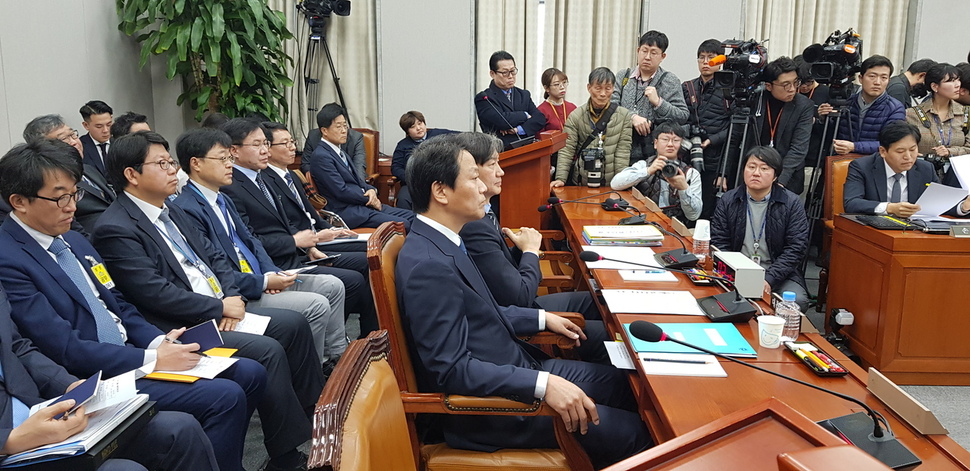 조국 민정수석과 임종석 비서실장이 31일 국회 운영위원회에 출석해 여야 의원들의 얘기를 듣고 있다. 서영지 기자