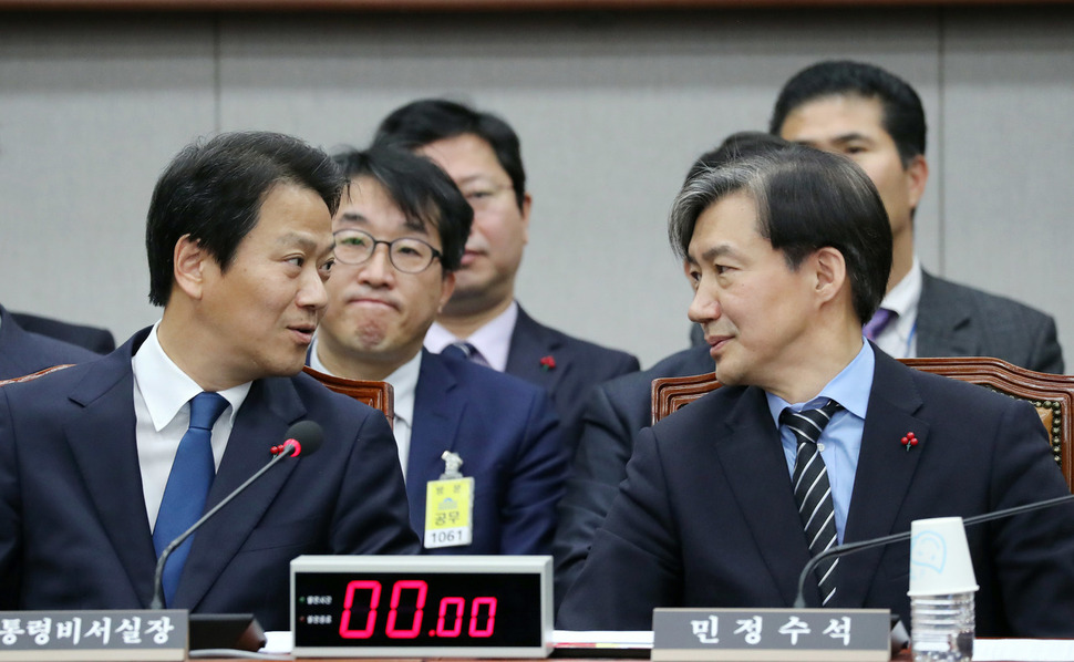 임종석 대통령 비서실장(왼쪽)과 조국 민정수석이 31일 오전 국회에서 열린 운영위원회에 출석해 회의 시작 전 대화하고 있다. 김경호 선임기자 jijae@hani.co.kr