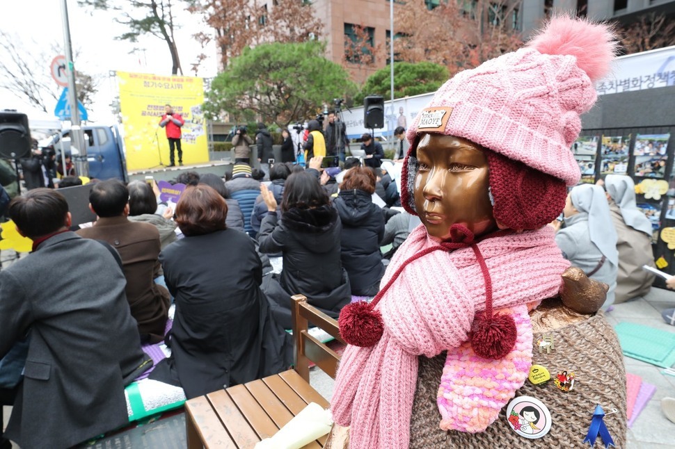 정부가 한일 위안부 합의에 따라 설립된 화해·치유재단을 해산한다고 공식 발표한 지난해 11월21일 ‘일본군 성노예제(위안부) 문제 해결을 위한 정의기억연대’가 서울 종로구 옛 일본대사관 근처 ‘평화의 소녀상’ 앞에서 연 정기 수요시위에서 참석자들이 일본 정부에 사죄와 배상을 촉구하고 있다. 강창광 기자