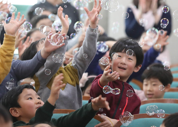 지난 12월 20일 오전 서울시 은평병원에서 열린 성탄행사에서 어린이들이 버블매직쇼를 즐기고 있다. 신소영 기자 viator@hani.co.kr