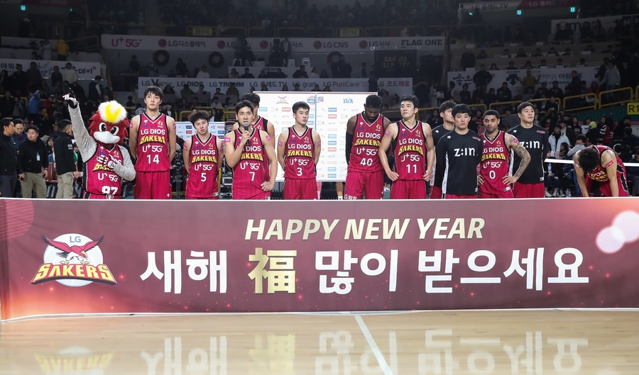31일 창원체육관에서 ‘농구영신’ 경기를 편 엘지 선수들이 안방 팬들에게 새해 인사를 하고 있다. KBL 제공