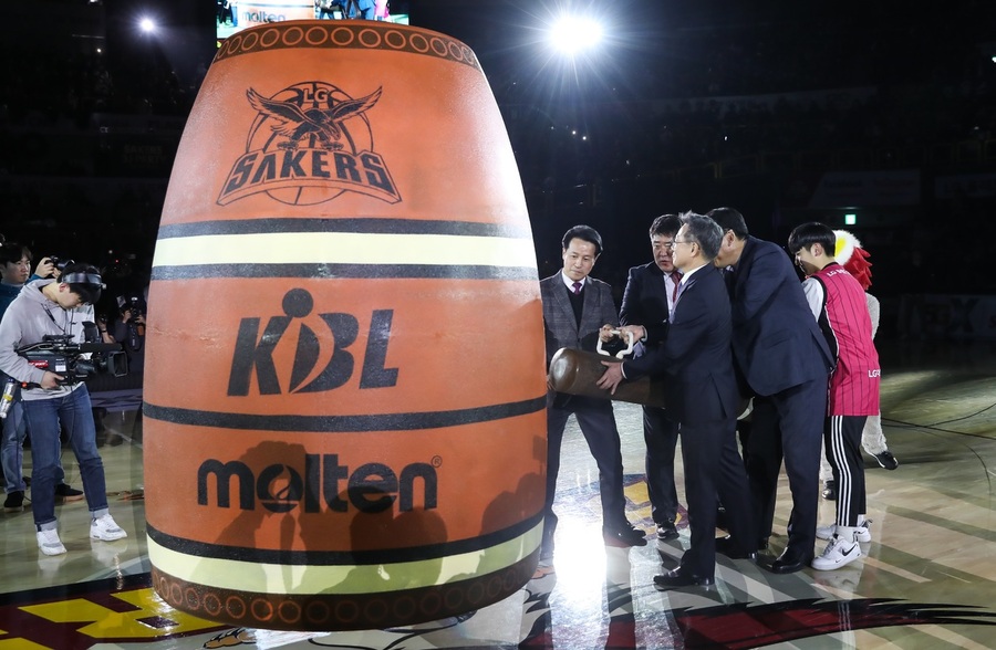 이정대 케이비엘(KBL) 총재 등이 31일 밤 창원체육관에서 열린 프로농구 엘지와 케이티의 ‘농구영신’ 경기 때 농구공 모형의 종을 치며 새해를 알리고 있다. KBL 제공