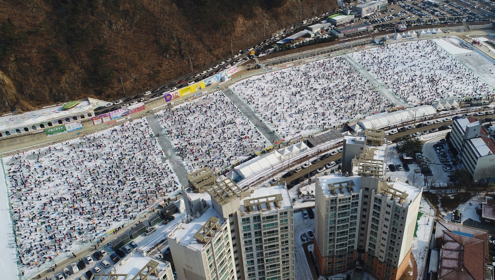 문화체육관광부가 선정한 전국 41개 ‘2019년 문화관광축제’ 가운데 화천산천어축제 등 강원도내 축제 7개가 선정됐다. 사진은 화천산천어축제 모습. 화천군청 제공