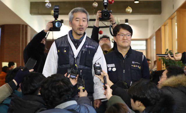 차광호 금속노조 파인텍지회장(왼쪽)이 지난달 27일 오후 서울 중구 프란치스코 교육회관에서 노사교섭을 마치고 취재진의 질문에 답하고 있다. 박종식 기자 anaki@hani.co.kr
