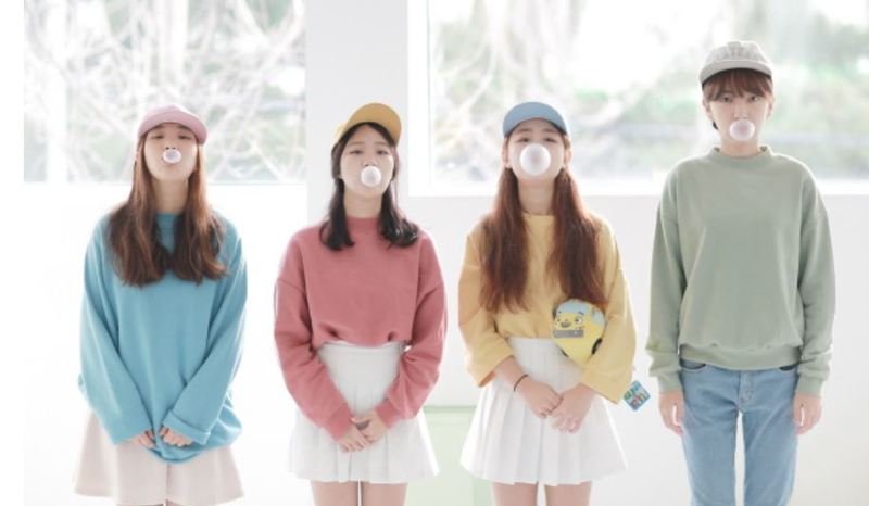 지난 해 11월 광주 광산구 소촌아트팩토리 안 아트코뮌 카페에서 열린 ‘예술공장 토요문화만찬’ 무대에서 센치한 버스가 공연을 하고 있다. 광산구 제공