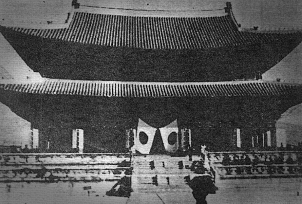 1910년 8월29일, 대한제국은 일본에 강제로 병합되었다. 경복궁 근정전에 일장기가 내걸린 모습. 한겨레 자료