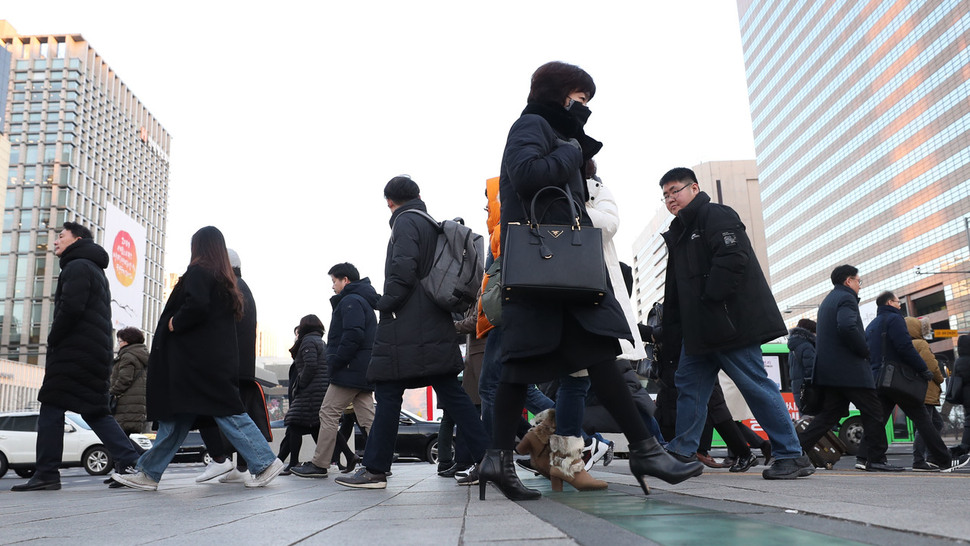 새해 첫 출근길에 오른 시민들이 2일 오전 서울 광화문 네거리 일대에서 힘찬 발걸음을 내딛고 있다. 백소아 기자