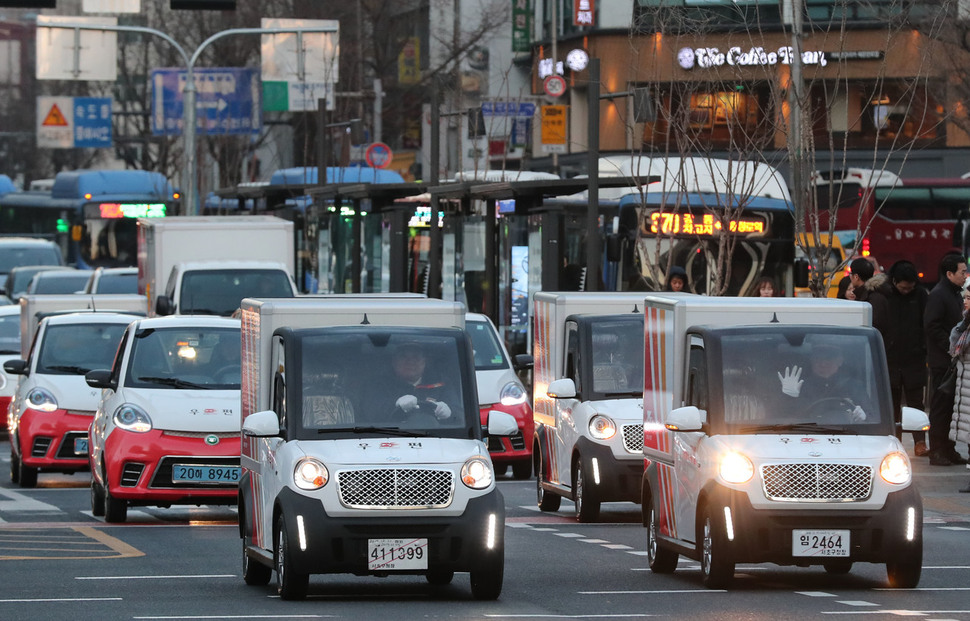 집배원들이 2일 오전 서울 종로구 광화문 네거리 일대에서 2019 희망배달 집배원 안전다짐 전기차 퍼레이드를 하고 있다. 백소아 기자