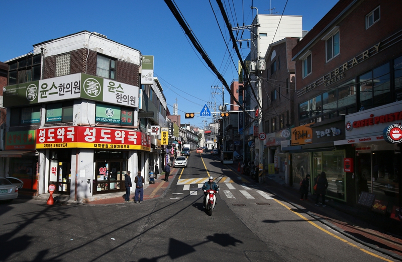 구도심 상권이 활성화하면서 임대료가 급등해 원주민이나 임차상인들이 다른 지역으로 내몰리는 젠트리피케이션(상가 내몰림) 현상이 일어난 이태원 경리단길의 모습. <한겨레> 자료사진