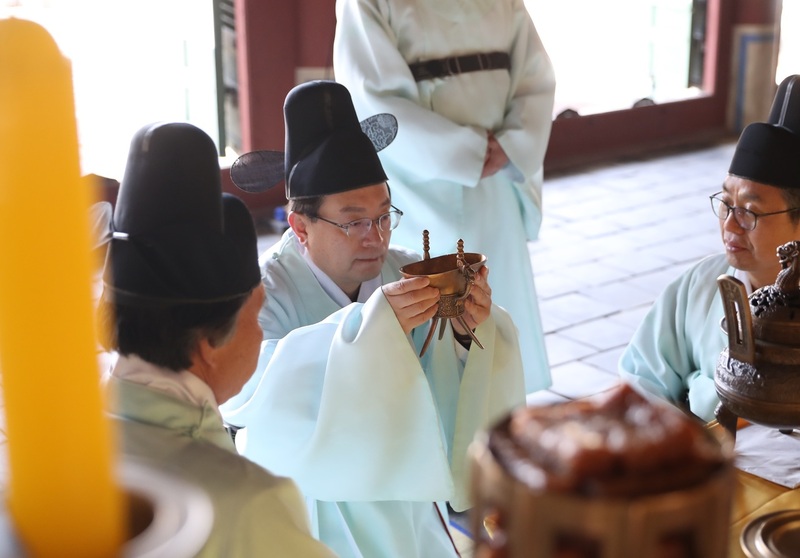 손태승 우리금융그룹 회장 겸 우리은행장이 1일 경기도 남양주 홍유릉에서 창립 120돌을 기념하며 1등 종합금융그룹으로 도약을 기원하는 제례를 올리고 있다. 우리은행은 1899년 대한제국 시절에 설립된 대한천일은행을 모태로 삼는다. 사진 우리금융그룹 제공