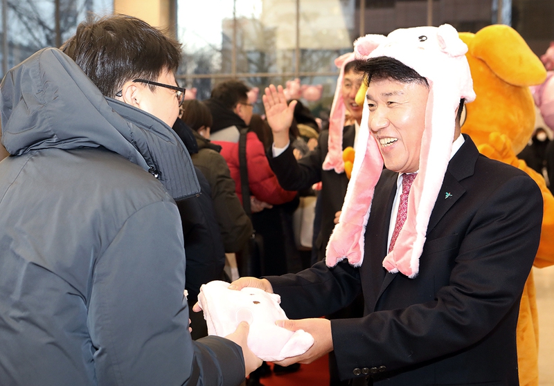 2일 함영주 케이이비(KEB)하나은행장과 임원 등이 2일 아침 서울 을지로 본점에서 출근하는 직원들에게 ‘기해년 돼지 해’를 맞아 복돼지 인형과 떡을 나눠주며 새해 인사를 하고 있다. 사진 하나은행 제공