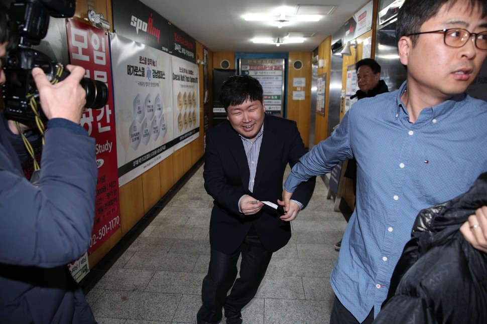 신재민 전 기획재정부 사무관이 2일 오후 서울 강남구 역삼동 한 빌딩에서 긴급기자회견을 마치고 황급하게 자리를 떠나고 있다. 김봉규 선임기자