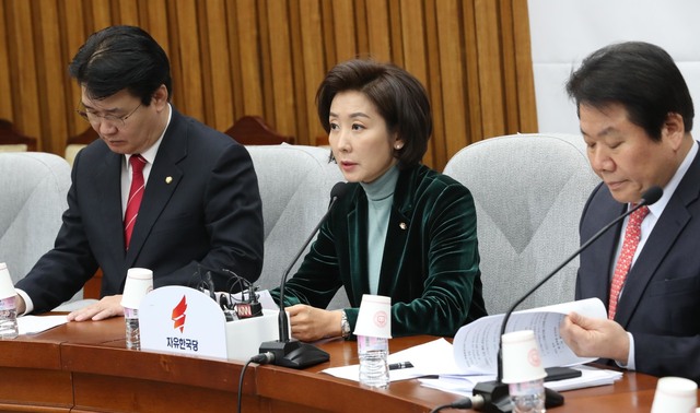 나경원 자유한국당 원내대표가 2일 당 원내대표단-정책위원회의를 주재하고 있다. 나 원내대표는 ‘청와대 특감반 의혹’은 결국 특검으로 갈 수 밖에 없다며, 관련 5개 상임위 소집도 공언했다. 강창광 기자 chang@hani.co.kr