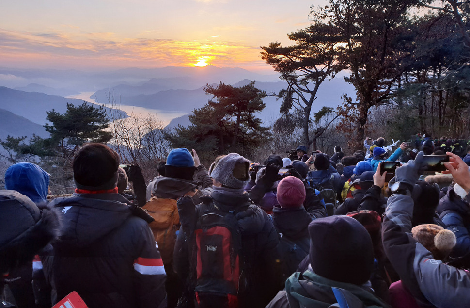 1일 오전 강원 춘천시 신북읍 마적산 정상에서 등산객들이 기해년 첫 태양을 바라보고 있다.  춘천/연합뉴스