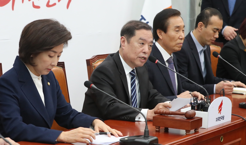 김병준 자유한국당 비상대책위원장이 3일 오전 국회에서 열린 비상대책위원회의에서 발언하고 있다. 김경호 선임기자 jijae@hani.co.kr