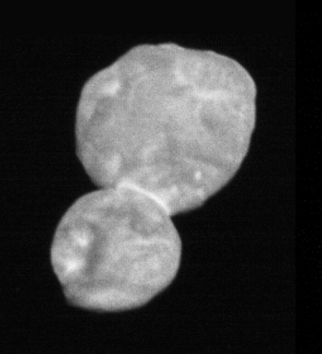 미 항공우주국(NASA)이 2일 공개한 태양계 경계에 위치한 울티마 툴레의 선명한 화상. 두 개의 구형 물체가 접촉해 생긴 눈사람 모양임을 알 수 있다. 항공우주국 제공