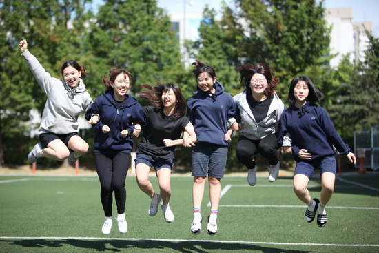 서울 한가람고등학교 학생들이 후드 티셔츠와 반바지, 반팔 티셔츠 등 교복을 자유롭게 입고 환하게 웃고 있다.  한가람고 제공