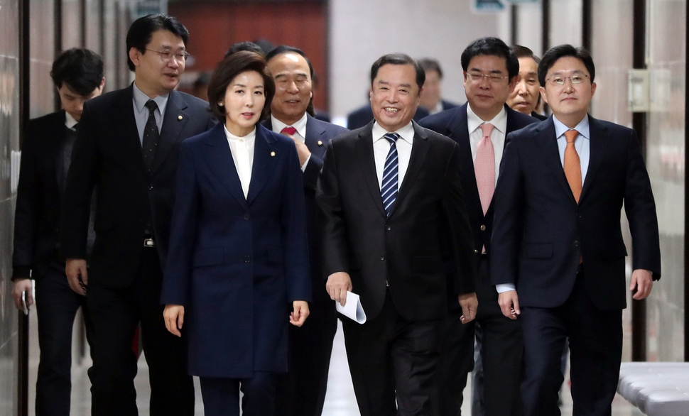 김병준 자유한국당 비상대책위원장(가운데)과 나경원 원내대표(앞줄 왼쪽)가 3일 오전 국회에서 열린 비상대책위원회의에 참석하고 있다. 김경호 선임기자 jijae@hani.co.kr