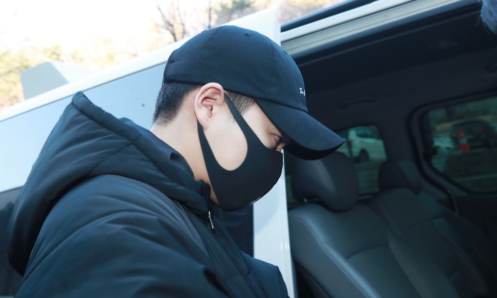 만취 상태로 무면허 운전을 하다가 사고를 낸 배우 손승원 씨가 2일 오전 서울중앙지법에서 열린 구속 전 피의자 심문(영장실질심사)을 마친 뒤 밖으로 나서고 있다. 2019.1.2 연합뉴스
