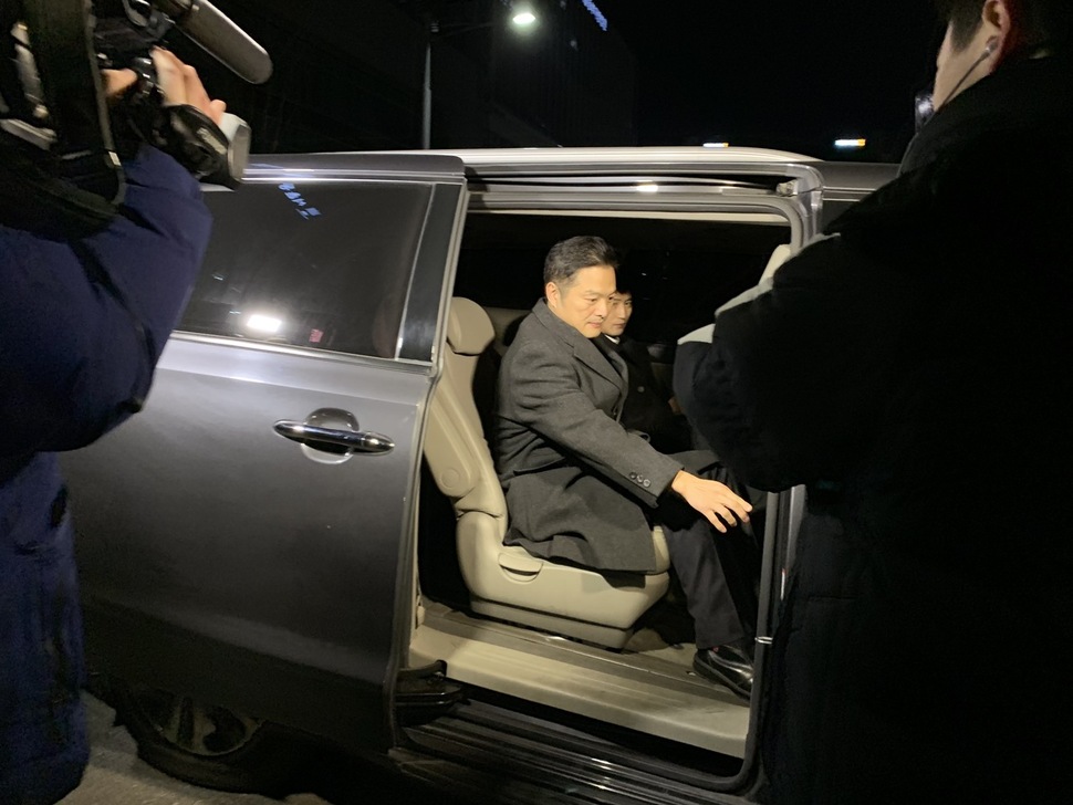 청와대 특별감찰반 출신으로 비위에 연루돼 해임 징계 절차가 진행되고 있는 김태우 검찰 수사관이 3일 오후 참고인 신분으로 서울 송파구 서울동부지검에 출석해 조사를 마친 뒤 차에 오르고 있다.