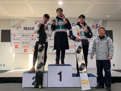 왼쪽부터 최보군, 이상호, 김상겸, 이재찬 협회 부회장.대한스키협회 제공
