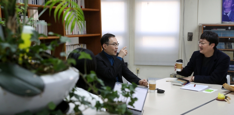 김영민 교수(왼쪽)가 한겨레신문사 자료실에서 오은 시인과 인터뷰하고 있다. 강재훈 선임기자 khan@hani.co.kr